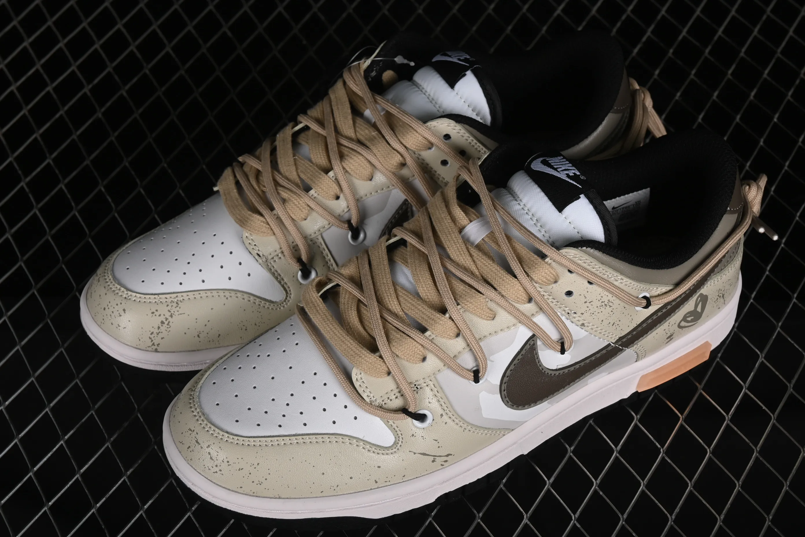 All Categories Nk SB Dunk Series Nk SB Dunk Low Low-top sneakers Nk Dunk Low Panda Prank Summer Theme Love Khaki Pudding Milk Tea SB Strappy Low-top Casual Shoes CW1590-100